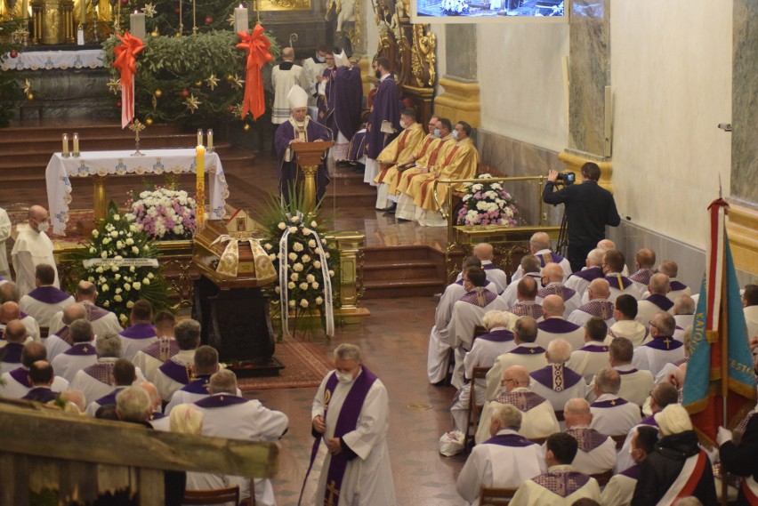 Pogrzeb arcybiskupa Stanisława Nowaka. Msza żałobna na...