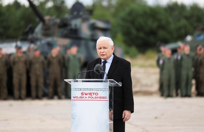 Wicepremier Jarosław Kaczyński pojawiał się w mediach w...