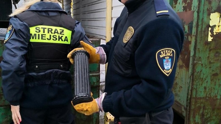 Poznań: Ponad 300 kilogramów tytoniu bez znaków akcyzy znaleźli strażnicy miejscy w punkcie skupu złomu 