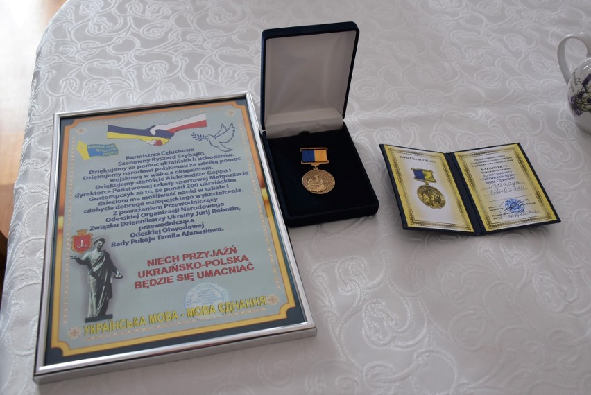 Człuchowianie docenieni przez ukraińskich dziennikarzy z Odessy. Burmistrz Człuchowa otrzymał medal i podziękowania 