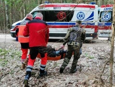 Funkcjonariusze z Podlaskiego Oddziału Straży Granicznej uratowali wycieńczoną cudzoziemkę. Kobieta leżała w lesie nieprzytomna