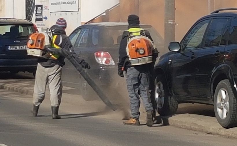 Kierowcy, którzy przejeżdżali obok, nie kryli irytacji:...