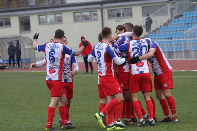 Tak po strzelonej bramce przeciwko Siarce Tarnobrzeg cieszyli się piłkarze Wisły Sandomierz.
