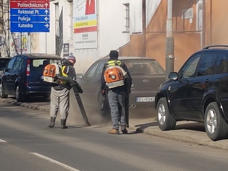 Fachowcy od tumanów kurzu na ul. Milionowej...