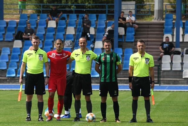 Marcin Szrek (trzeci z lewej) będzie sędziował mecze w drugiej lidze