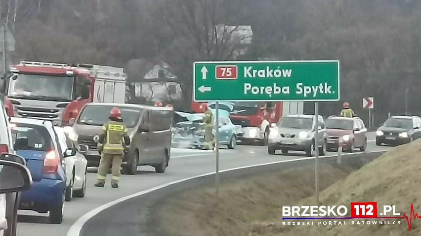 Na drodze krajowej nr 75 w Okocimiu zderzyły się dwa...