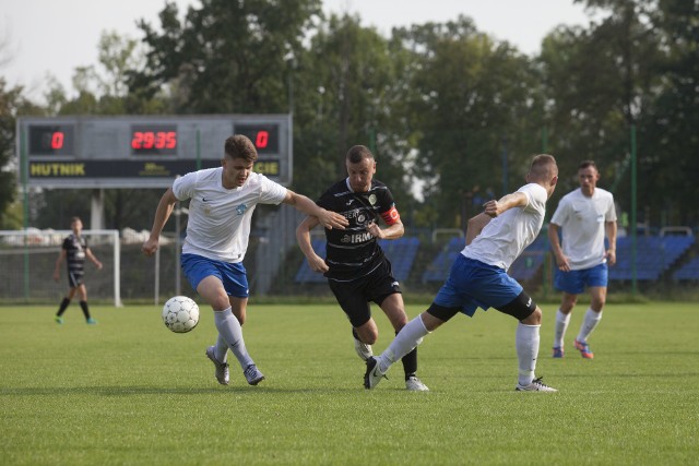 Jesienią Jutrzenka (białe koszulki) pokonała Hutnika na jego boisku 4:2