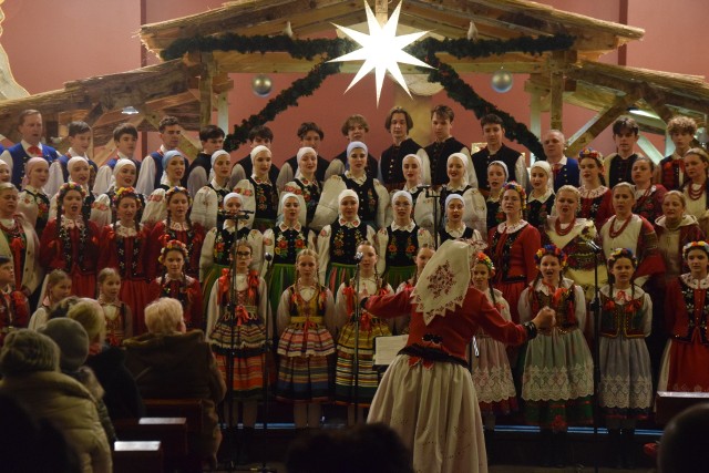 W kolędowaniu bierze udział ponad stu obecnych i byłych Małych Gorzowiaków.