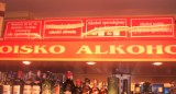 Ekspedientka sklepu w Oświęcimiu podejrzana o sprzedaż alkoholu 14- i 13-latce. Kupioną butelkę wódki dziewczyny wypiły nad Sołą