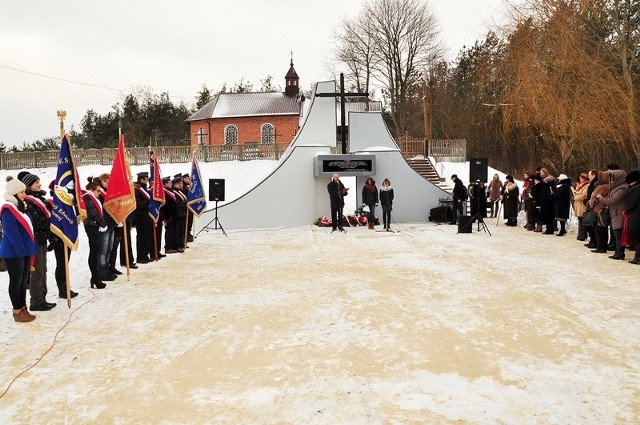 Uroczystość pod pomnikiem upamiętniających męczeństwo mieszkańców Łążka.