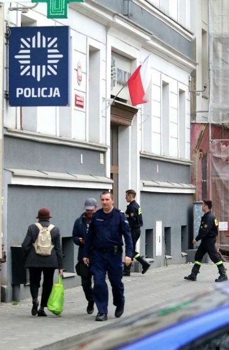Nieprzyjemny fetor amoniaku na komisariacie policji Rakowiec we Wrocławiu. Wezwano straż [ZDJĘCIA]