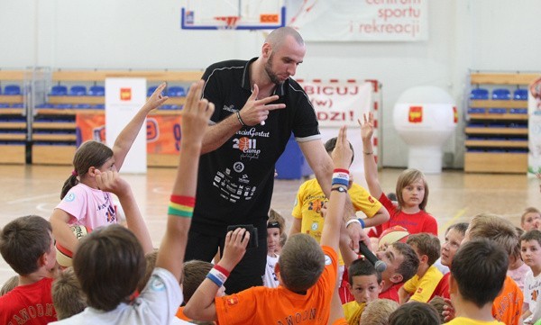 Na czwartą edycję treningów z zawodnikiem ligi NBA przybyło ponad stu młodych koszykarzy.