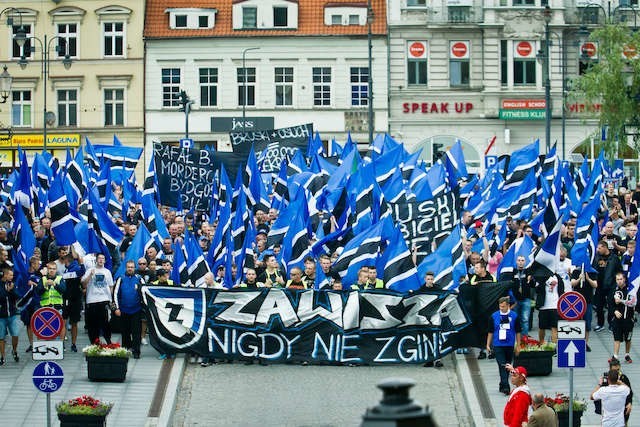 Kibice Zawiszy na Starym Rynku przed ratuszem. Fot. Tomasz Czachorowski