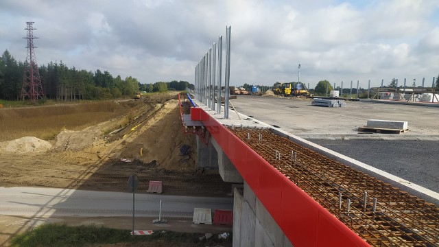 Na trasie głównej nowej, ekspresowej "siódemki" pomiędzy Tarczynem a Lesznowolą są już układane pierwsze warstwy asfaltu.