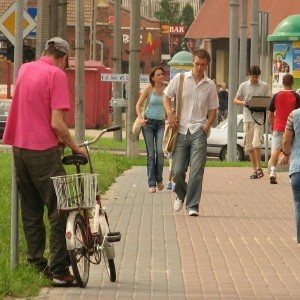 Pijani rowerzyści to zmora naszych dróg. Ten na zdjęciu, zrobionym wczoraj k. Dworca PKS w Łomży, ledwo trzyma się na nogach. Jeszcze.
