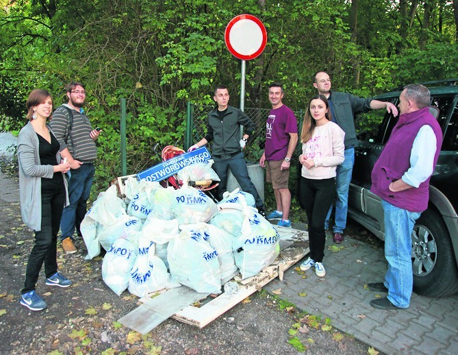 Podgórscy działacze wynieśli kilkanaśnie worków odpadów