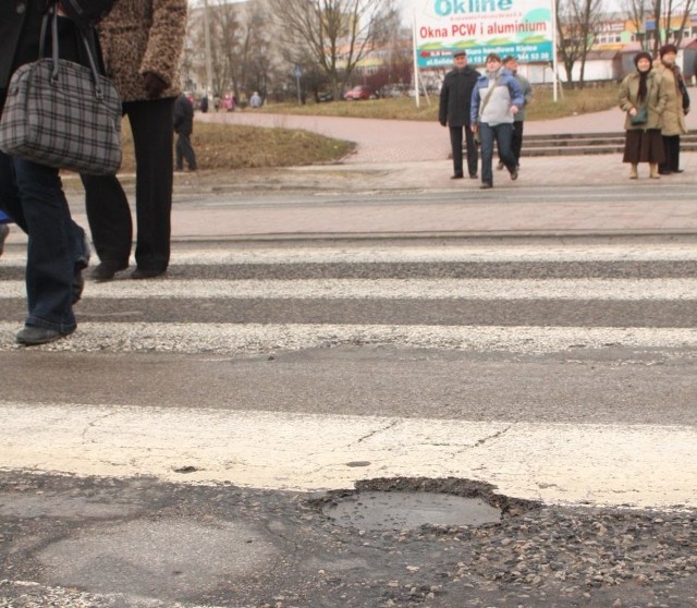 Na tym dziurawym przejściu dla pieszych przy ulicy Radomskiej w Kielcach złamała nogę pani Tatiana