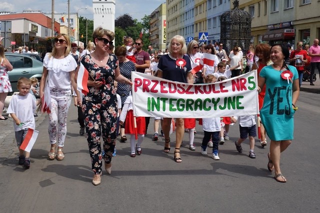 Dni Nysy 2018. Ulicami miasta przeszedł biało-czerwony korowód, po południu były występy na scenie, a wieczorem półtoragodzinny koncert Bajmu.