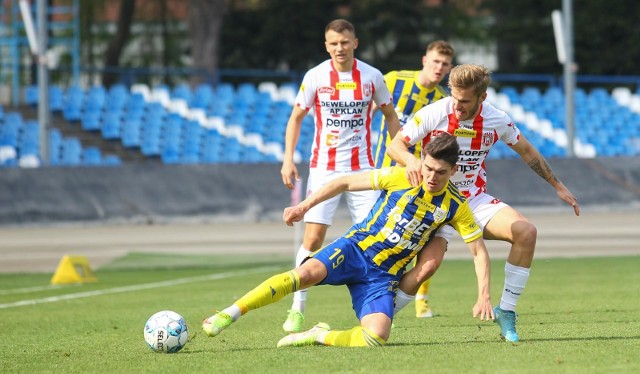 Arka Gdynia w trzech ostatnich spotkaniach, w tym starciu z Resovią, zawiodła. Mimo tego żółto-niebiescy zachowali przed ostatnią, ligową kolejką szansę na awans do ekstraklasy.