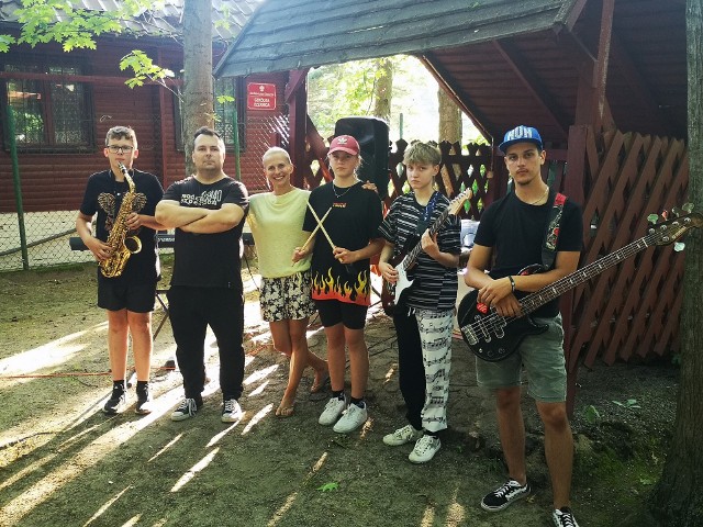 Zespół Young Rockers ze Staszowa bierze udział w ogólnopolskim konkursie. Na zdjęciu od lewej: Wiktor Religa, Kamil Kondek, Marta Dutka, Julia Myśliwiec, Monika Pasternak, Kamil Wasilczuk.