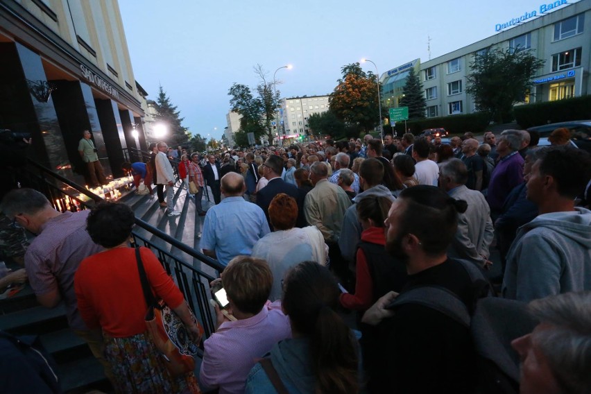 Łańcuch Światła. Setki osób przed białostockim sądem (zdjęcia)