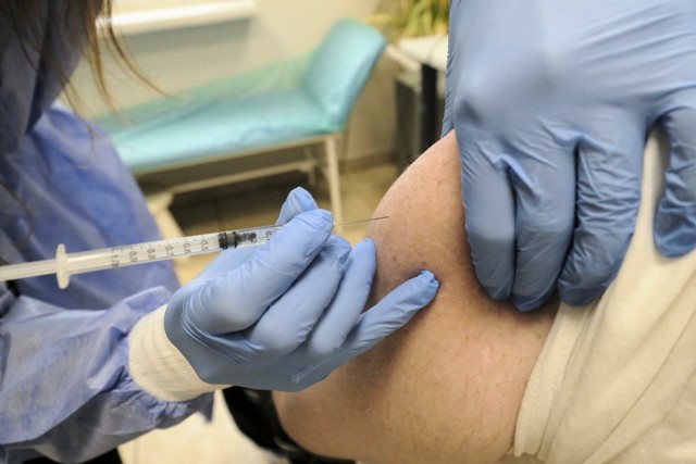 Szczepienia przeciwko COVID-19 znów cieszą się zainteresowaniem mieszkańców Łódzkiego. To dzięki nowej szczepionce