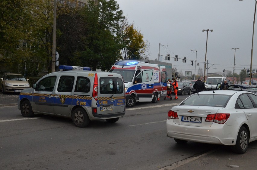 Wrocław: Auto zablokowało skrzyżowanie. Inni trąbili, a kierowca miał zawał (ZDJĘCIA)