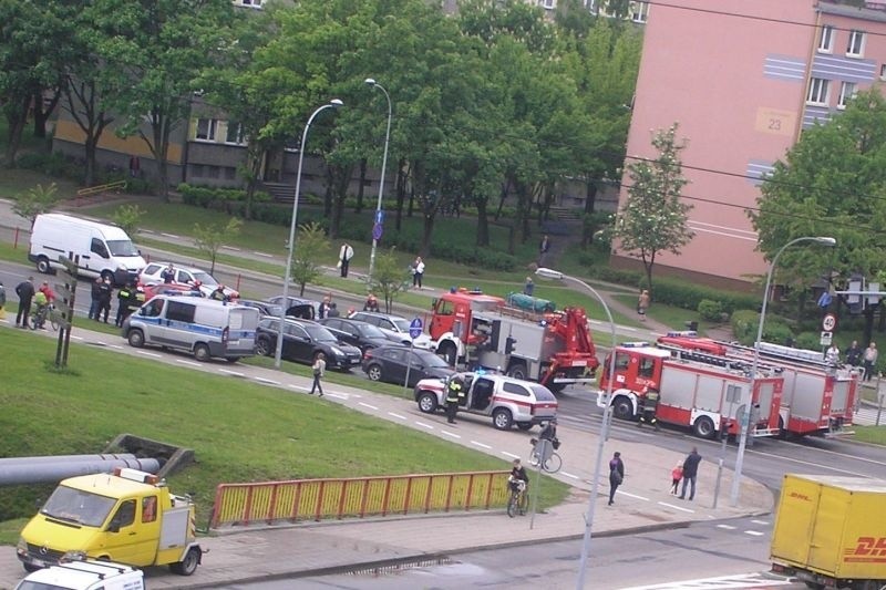 Na miejscu policjanci ustalają dokładny przebieg zdarzenia....