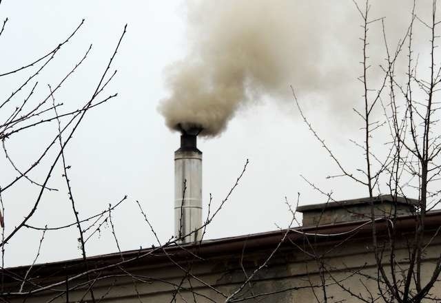 Skargi na dym z komina sąsiadów najczęściej zgłaszają mieszkańcy Wrzosów