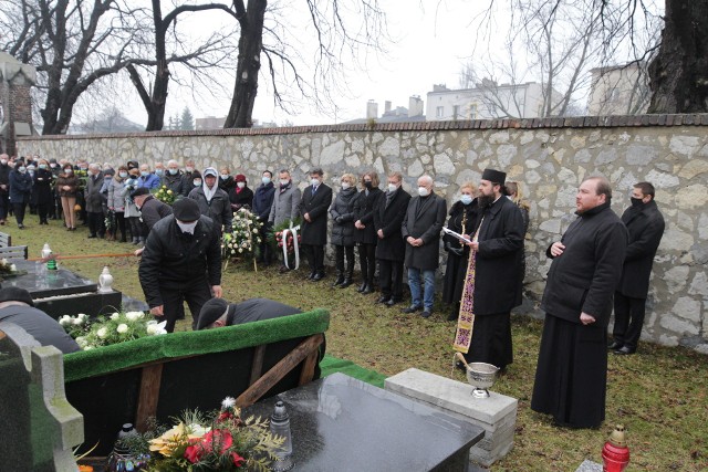 W ostatnim dniu 2020 roku pożegnaliśmy prof. Ariadnę Gierek-Łapińską. Spoczęła na cmentarzu przy ulicy Smutnej w Sosnowcu. Zobacz kolejne zdjęcia. Przesuwaj zdjęcia w prawo - naciśnij strzałkę lub przycisk NASTĘPNE