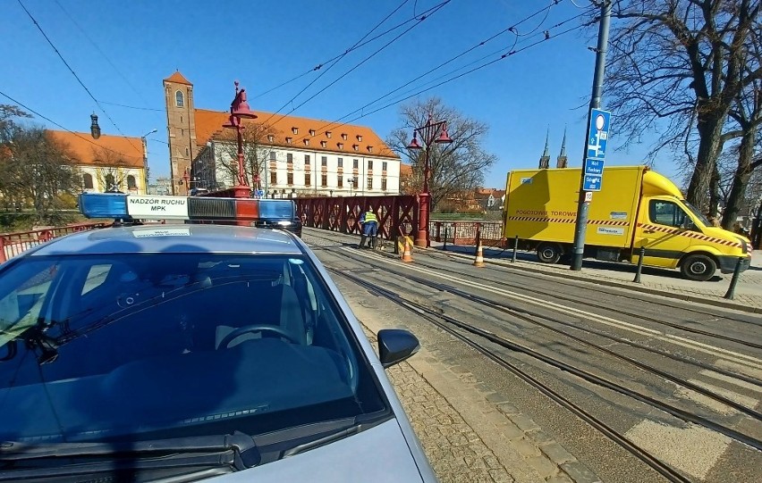 Pękła szyna torowiska tramwajowego w centrum Wrocławia. Podróż może się wydłużyć [ZDJĘCIA]