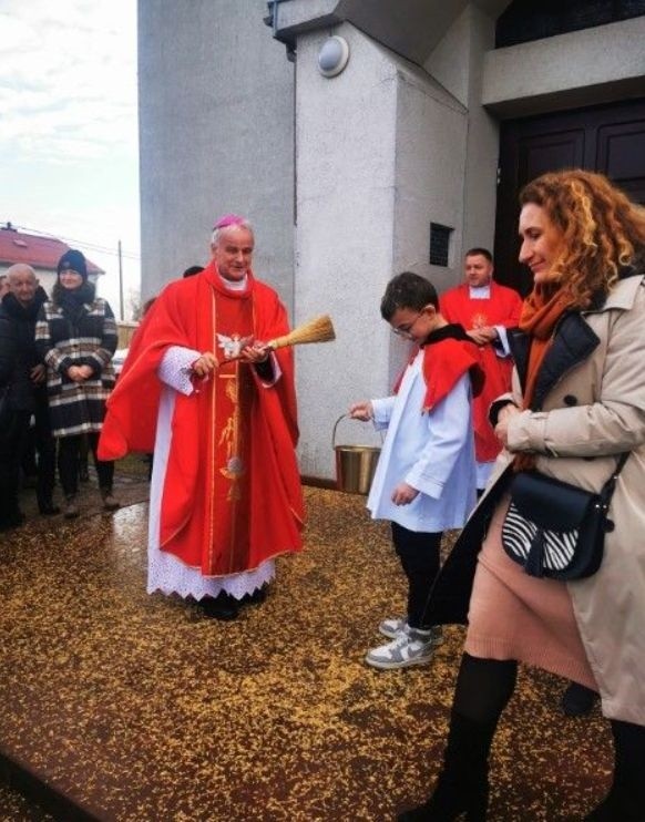 Biskup Marian Florczyk przed kościołem w Dyminach został obsypany owsem. Na pamiątkę ukamienowania świętego Szczepana