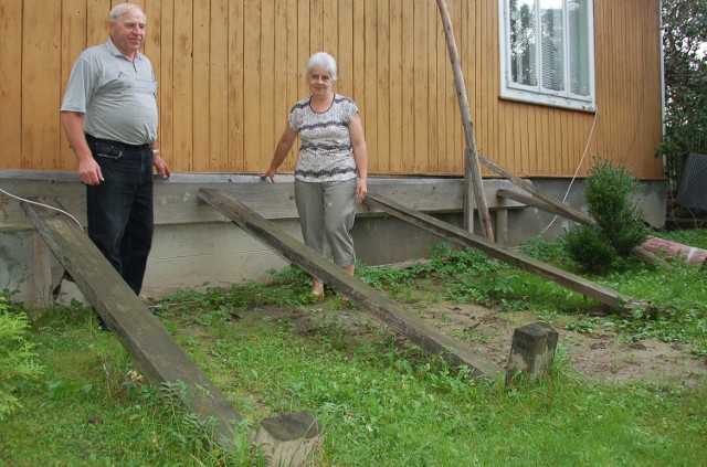 Zofia i Jan Sutkowscy przy swoim domu. Po powodzi w 2010 roku budynek zaczął się rozpadać. Zgodnie z zaleceniami nadzoru budowlanego zabezpieczyli go drewnianymi belkami. Częściowo za własne pieniądze odremontowali go również w środku