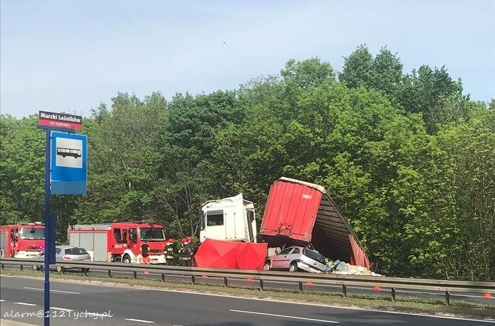 Tragiczny wypadek na DK86 w Katowicach. Kierowca TIR-a zginął na miejscu pod kołami ciężarówki ZDJĘCIA