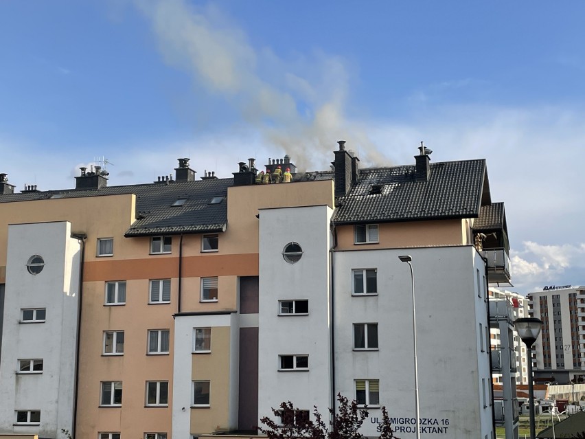 Pożar bloku w Rzeszowie na ul. Żmigrodzkiej. Pali się poddasze [ZDJĘCIA]