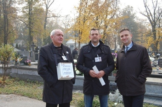 Młodzi zawodnicy i działacze Świętokrzyskiego Związku Piłki Nożnej kwestowali na cmentarzach