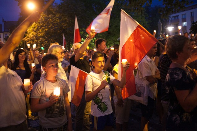 7. dzień protestów. Znów ze świecami w rękach, znów z biało-czerwonymi i unijnymi flagami przyszli wczoraj pod sąd mieszkańcy Opolszczyzny.