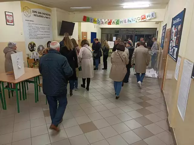 Obwodowa komisja wyborcza nr 61 w Radomiu na Prędocinku. Więcej z Radomia i innych miejscowości na kolejnych zdjęciach.