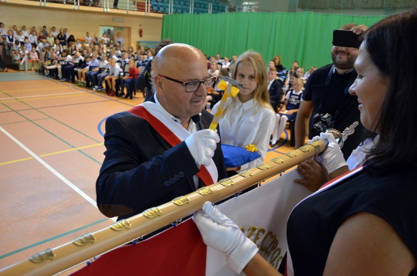 Gminna inauguracja roku szkolnego w Miastku. Sztandar dla SP...