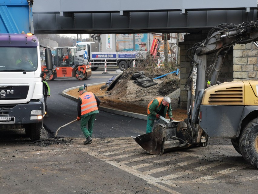 Budowa drogi pod wiaduktem na DK 79 w Chrzanowie na finiszu