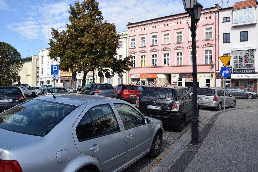 Parkowanie na rynku i w centrum Kluczborka znowu będzie płatne. Wiadomo już, ile będą kosztować bilety parkingowe [wideo]