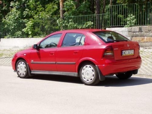 Opel napędzany benzynowym silnikiem 1,4 l o mocy 90 KM jest...