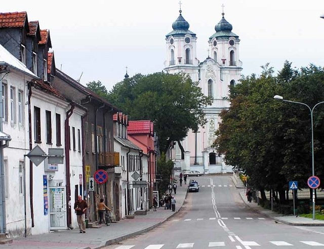 Główna ulica miasta - Józefa Piłsudskiego. Przy niej znajdują się najważniejsze w mieście obiekty: bazylika, pałac biskupi oraz Biała Synagoga. Latem często odbywają się tutaj festyny oraz plenerowe imprezy.