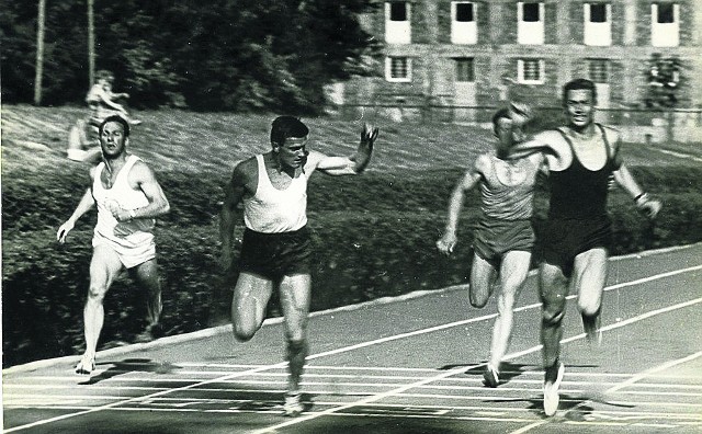 Krakowski sprinter (w środku) finiszuje na pierwszej pozycji w jednym ze swych licznych biegów