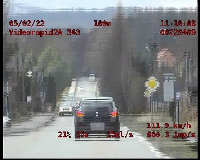 Videorejestrator policyjny ujawnił m.in. w Zagaciu w gminie Czernichów jak kierujący przekroczył prędkość o 58 km na godzinę, co skutkowało nałożeniem przez policjantów mandatu karnego w wysokości 1500 zł i zatrzymaniem prawo jazdy