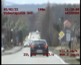 Powiat krakowski. Nowoczesny, nieoznakowany radiowóz patroluje ulice i rejestruje sytuację na video