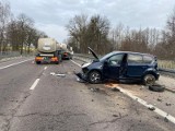 Wypadek na DK17 w Fajsławicach. Osobówka zderzyła się czołowo z cysterną 
