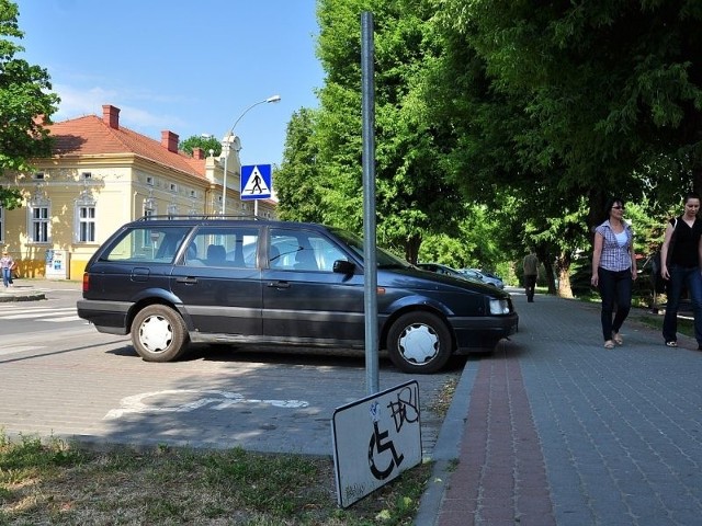 Znak drogowy przy ulicy Sokolej w Tarnobrzegu, informujący o miejscu parkingowym przeznaczonym dla pojazdów kierowanych przez osoby niepełnosprawne, został zniszczony.