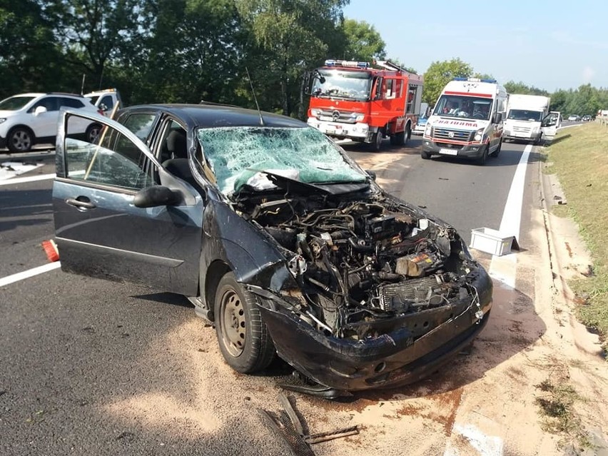 Wypadek w Olkuszu. Auto najechało na ciężarówkę. Dwie osoby trafiły do szpitala