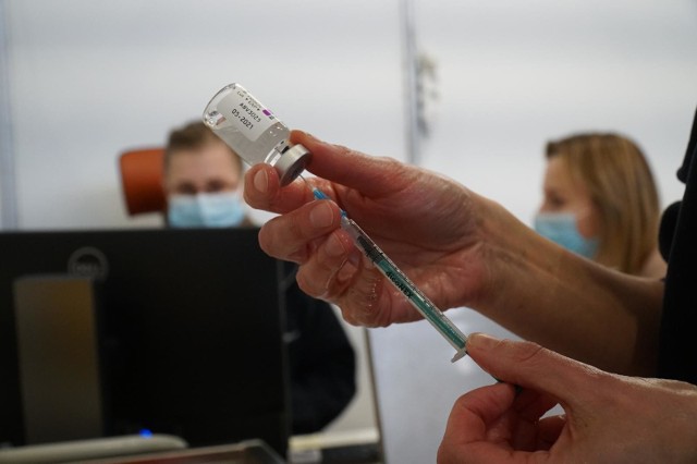 Aż jedna trzecia osób zapisanych na szczepienie preparatem firmy AstraZeneca nie pojawia się w wyznaczonym terminie w szpitalu MSWiA w Krakowie